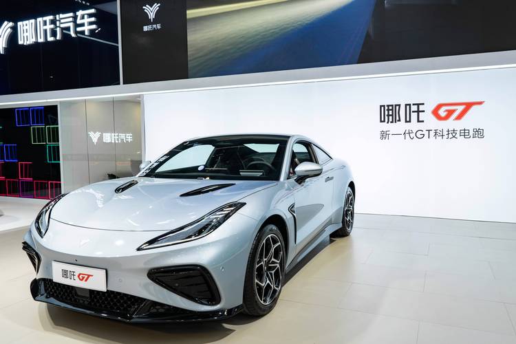 东莞196哪吒汽车在智能汽车领域的表现，领途汽车在新能源汽车市场中的影响力